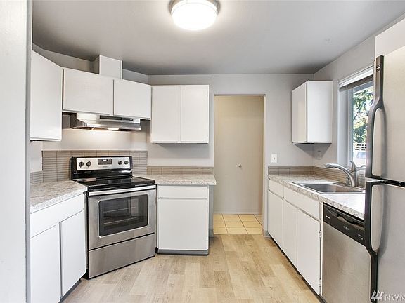 Here's another view of the great kitchen! 