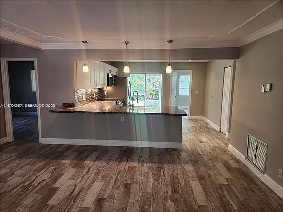 3rd image of 107 18th Ave S