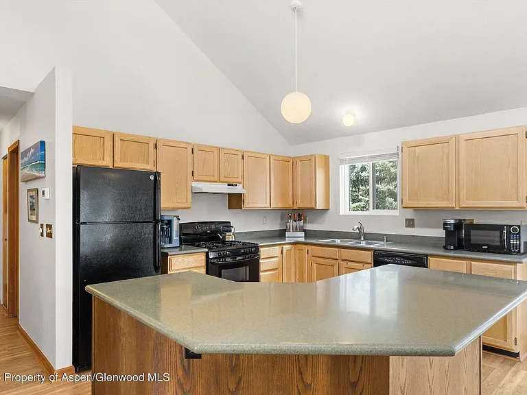 382 Summit Dr — Photo 6