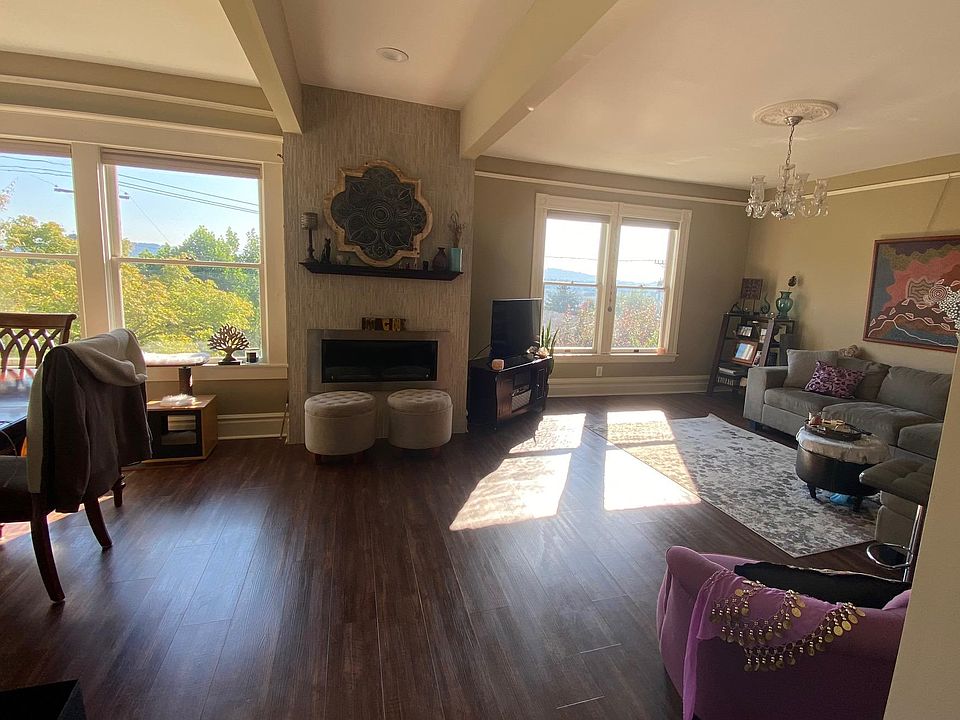 Enjoy sun drenched mornings and your Mt Hood and river view