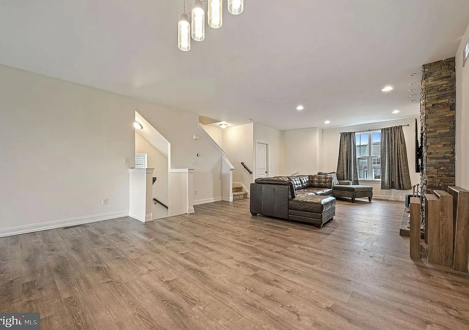 Spacious 3BR 3.5 Bath Townhome (Pet Friendly), Finished Basement with full bathroom, Spacious Kit... — Photo 4