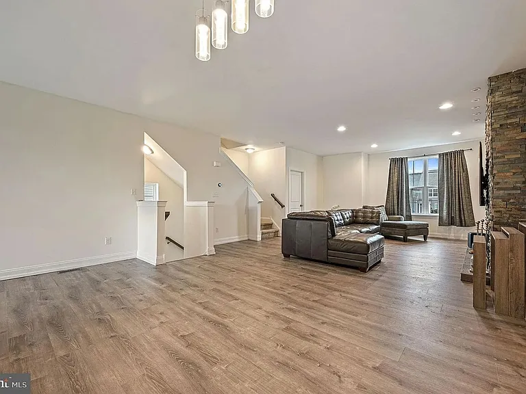 1340 Carrick Ct — Photo 4