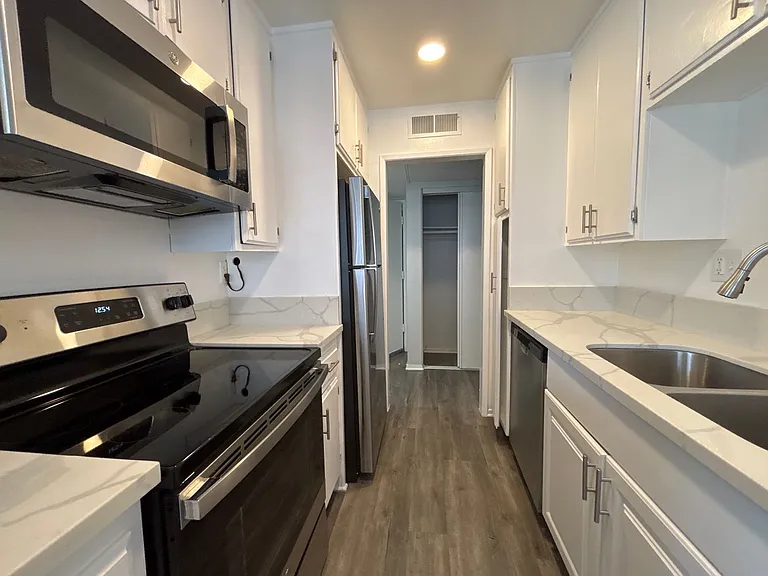 245 South Serrano Ave — Photo 29