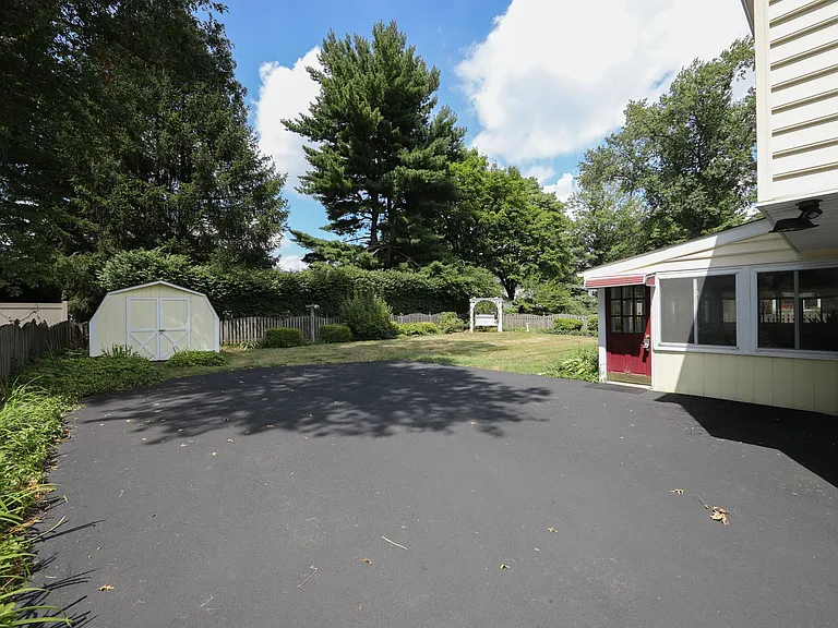 545 Maple Ave — Photo 9