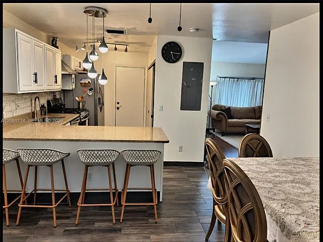 5 bed, 3.0 bath, 1345 sqft, $3,900 — Photo 2