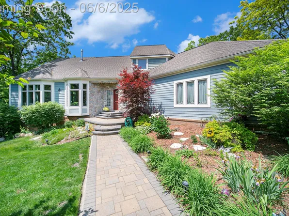13135 Eagle Ct, South Lyon, MI 48178