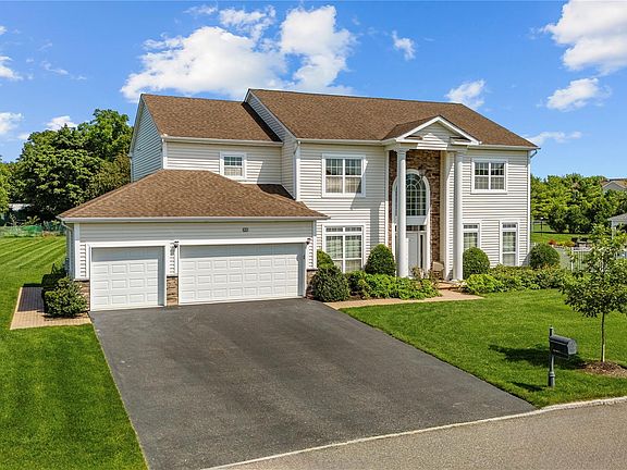 3rd image of 29 Hamlet Woods Drive