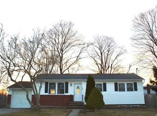 20 Pinetop Dr, Central Islip, NY
