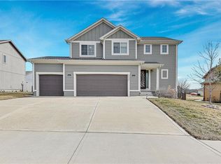 12422 Live Oak Cir, Peculiar, MO 64078