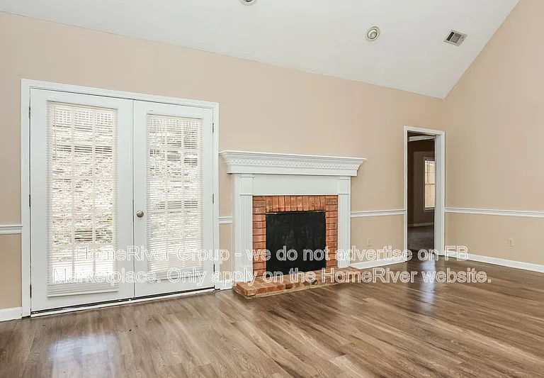 2426 Lake Edge Dr — Photo 2