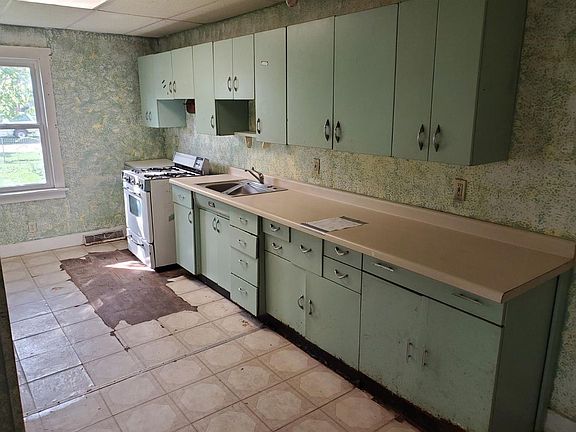 4th image of 304 N Cavender St
