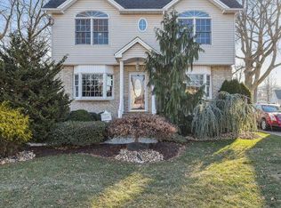 63 Dawn Dr, Clark, NJ 07066