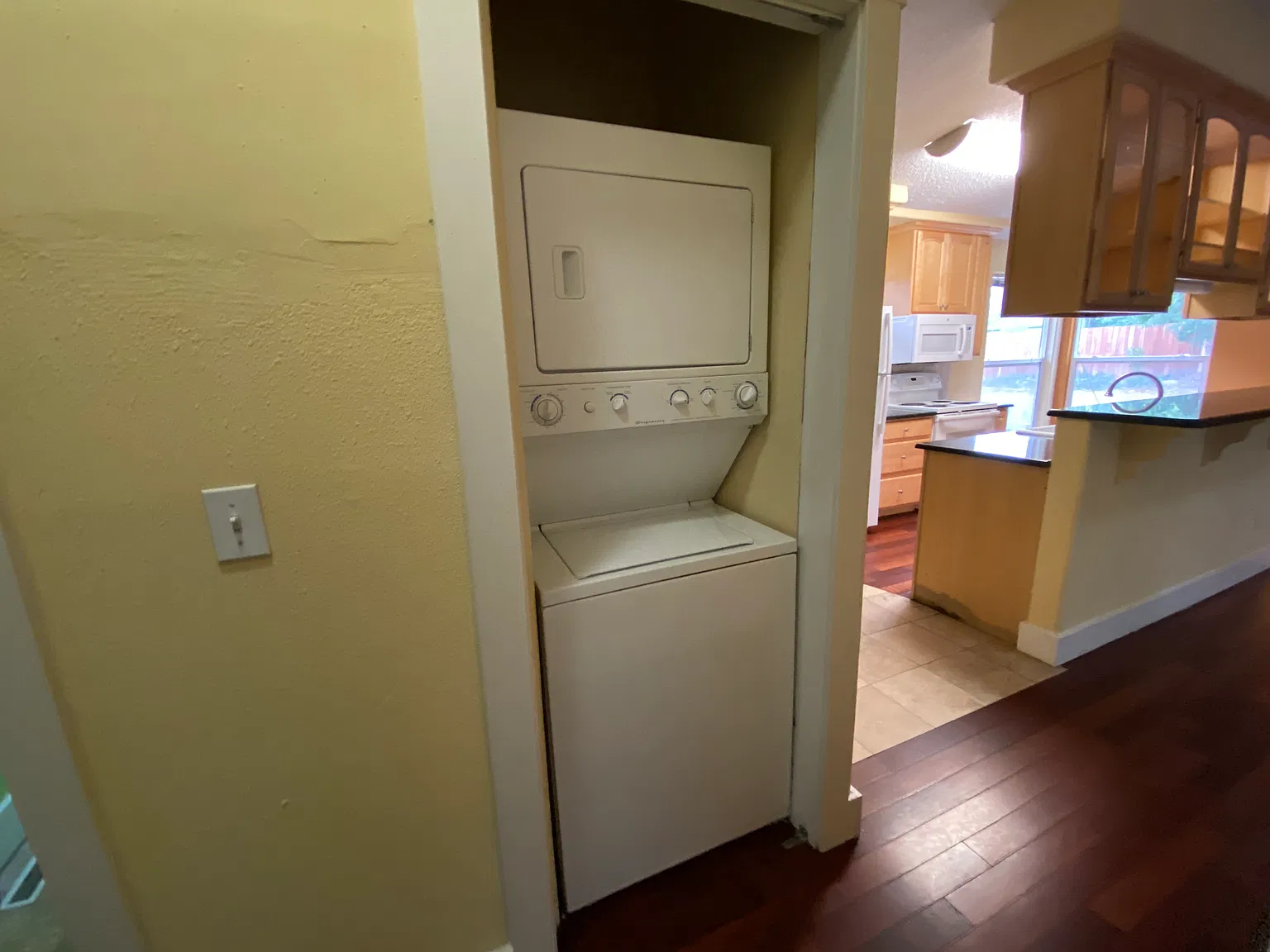3 bed, 895 sqft, $4,700 — Photo 3