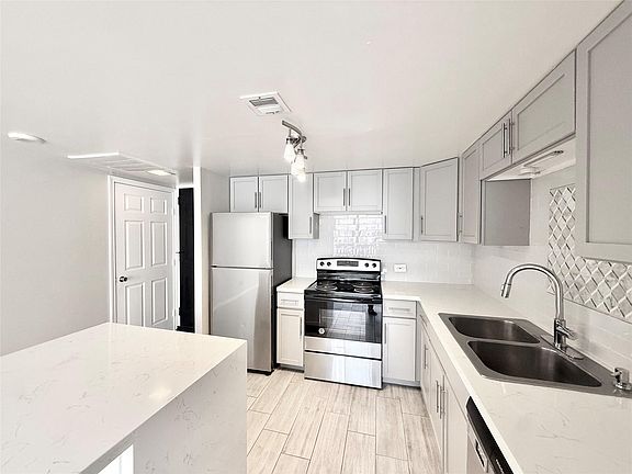 5th image of 2016 Main St APT 915