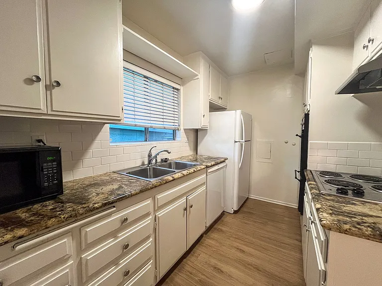 2439 Chelsea Pl — Photo 2