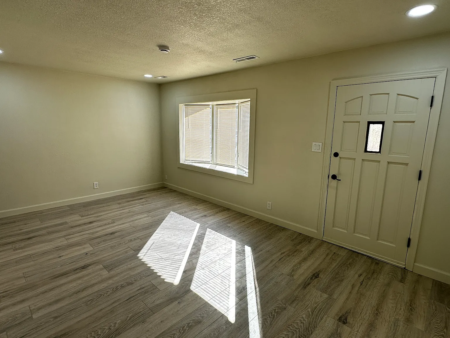 2726 S Mosley Ave — Photo 2
