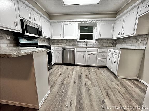 3rd image of 1503 Crestwood Dr