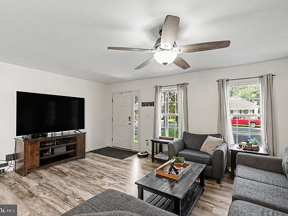 5th image of 313 3rd St