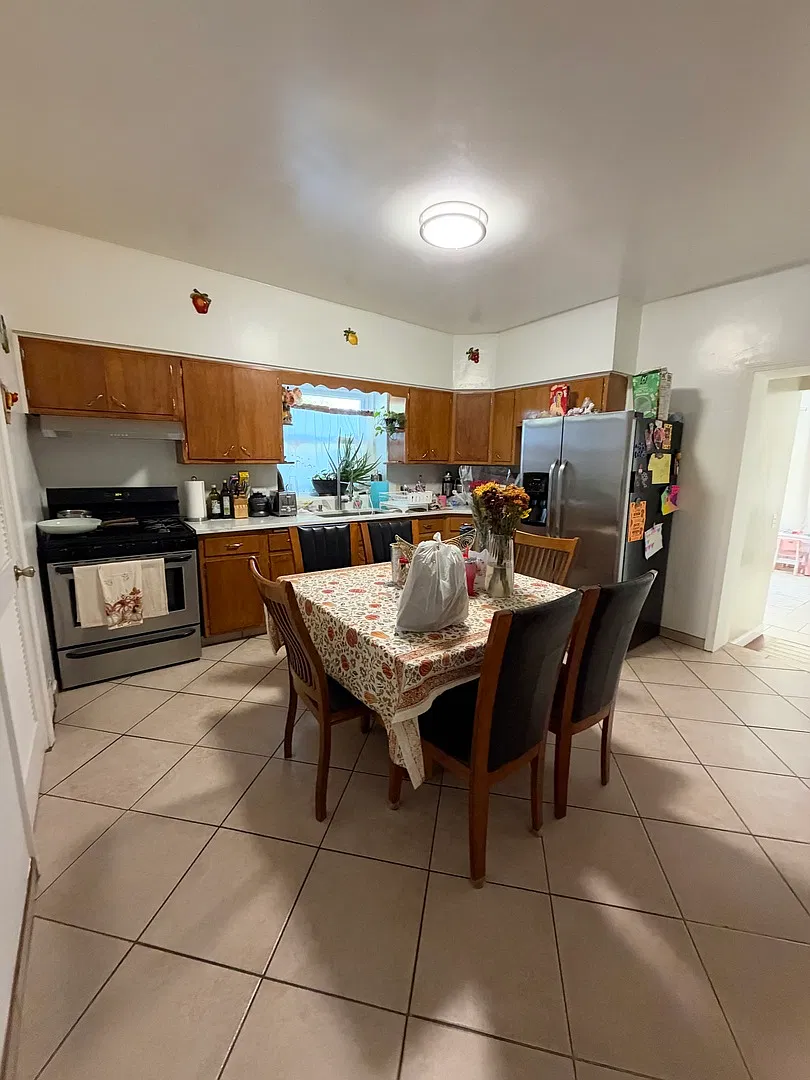 3 bed, 1100 sqft, $2,300 — Photo 3