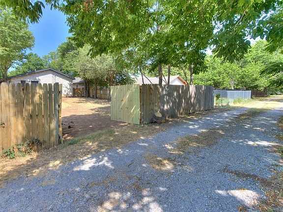 4th image of 833 S Ellison Ave