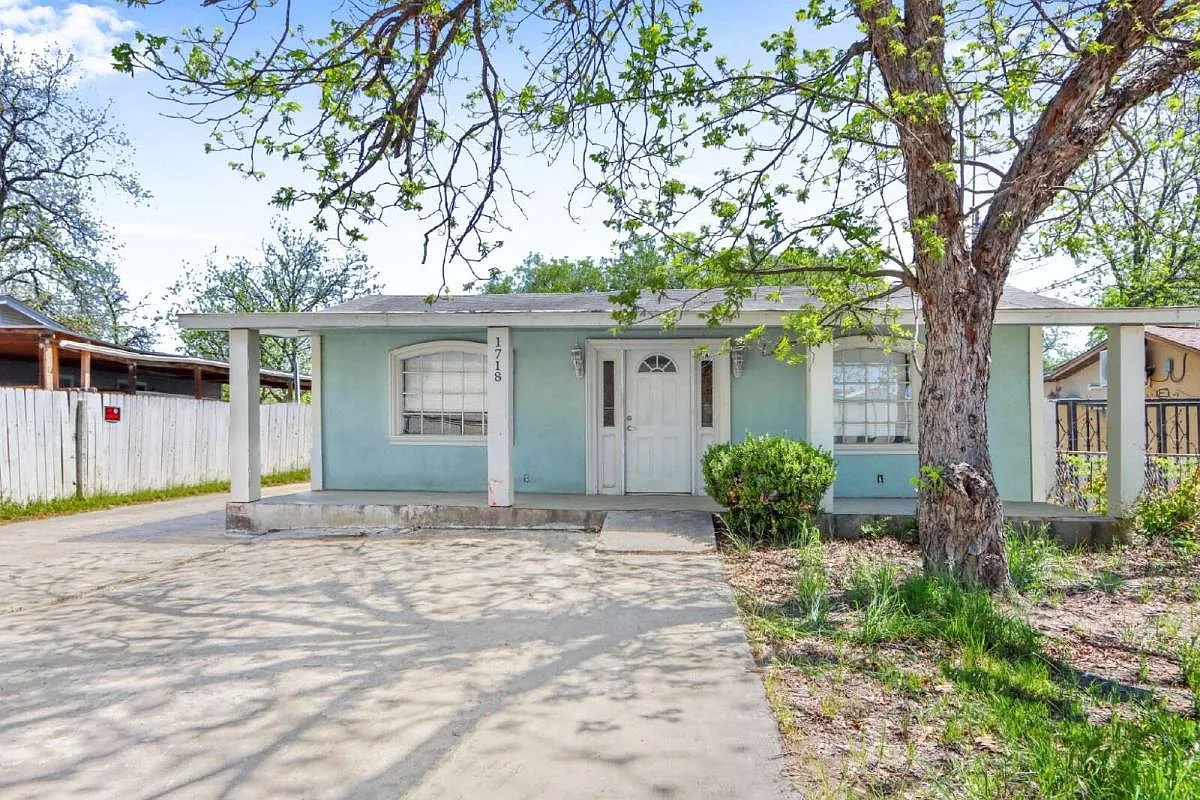 1718 Commercial Ave #B in San Antonio, TX 78221 — Photo 2