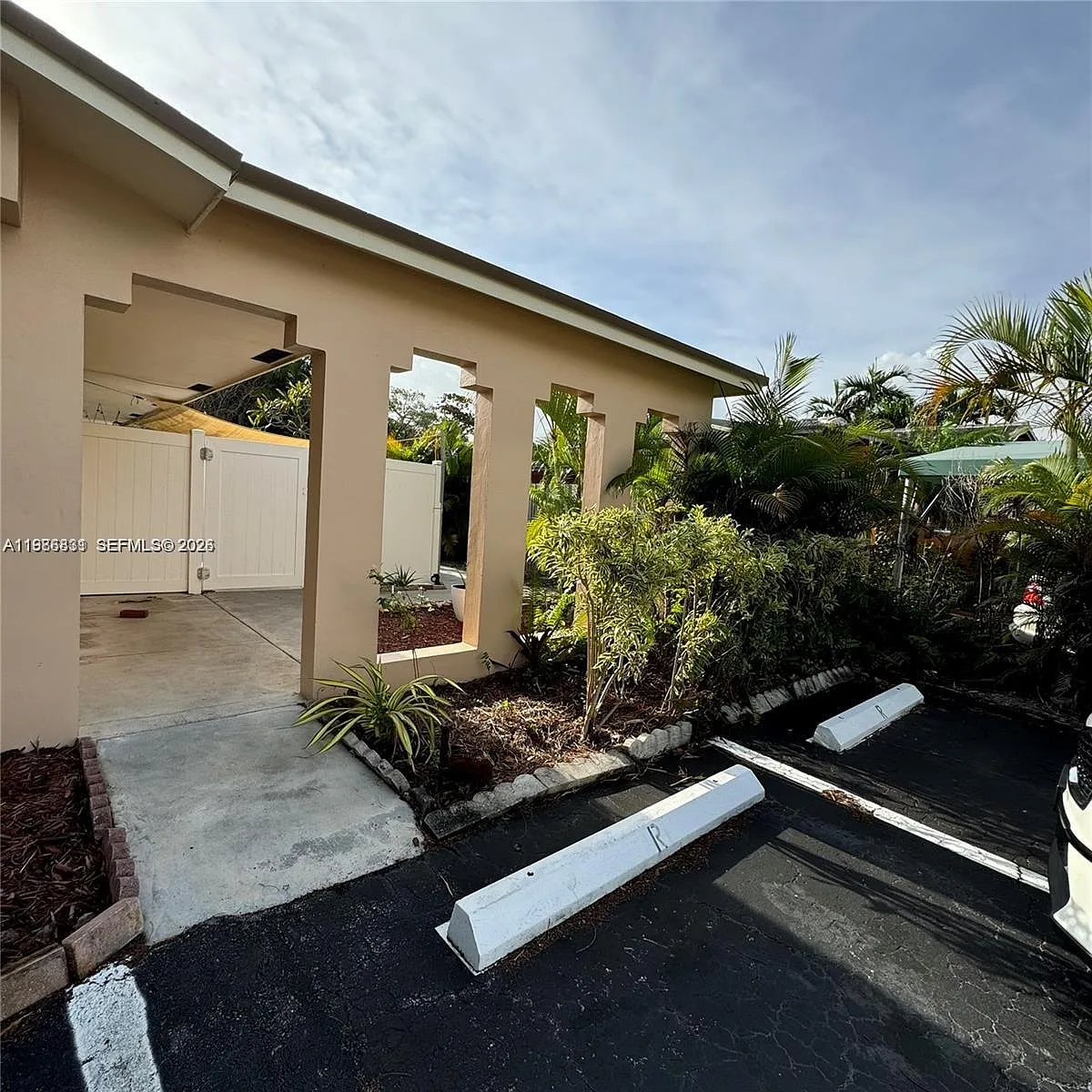 Building Photo - 590 NE 20th St #2