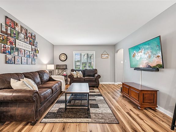 4th image of 936 Hillcrest Ave