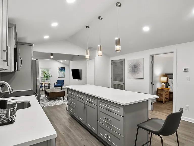 1135 Hillcrest Dr SE — Photo 1