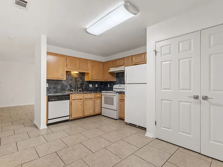2410 Royal Crest Cir — Photo 8