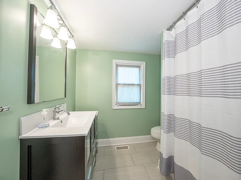 1916 S Alder St — Photo 30