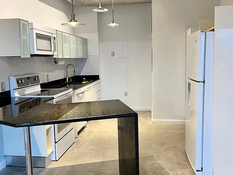 10 SW South River Dr #1712 — Photo 2