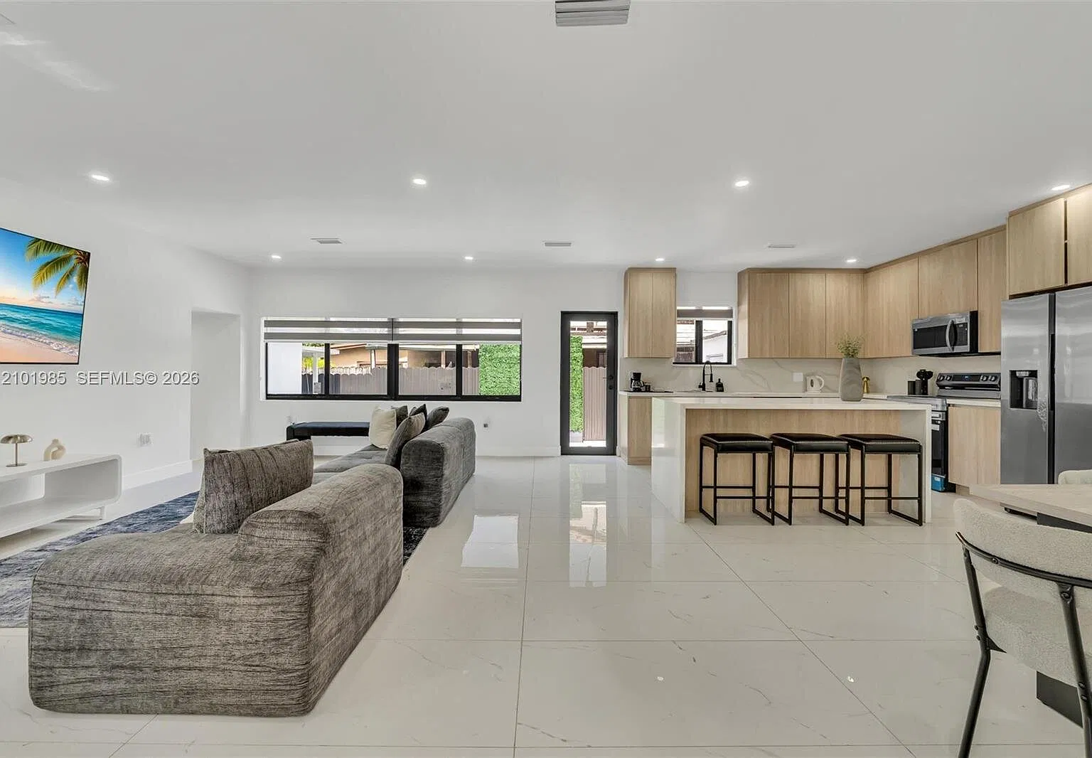 4 bed, 3.5 bath, 2023 sqft, $8,995 — Photo 3