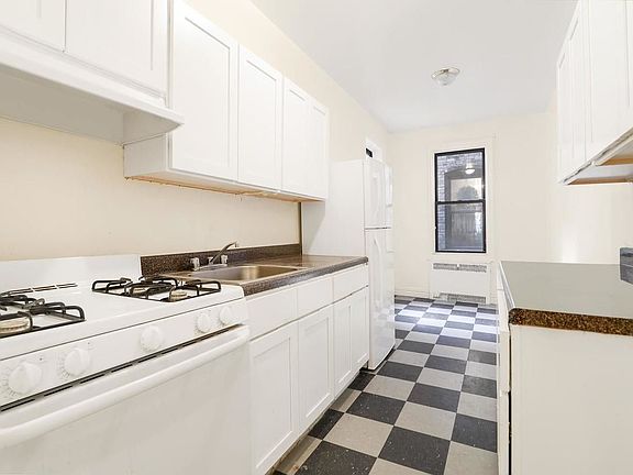 3rd image of 25 Parade Pl APT 2C