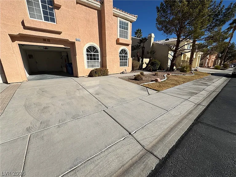 8464 Blue Island Ave — Photo 26