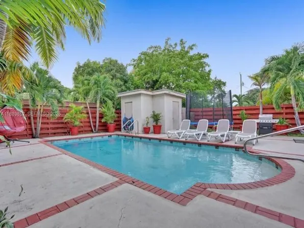 208 NW 2nd Ave, Hallandale, FL 33009