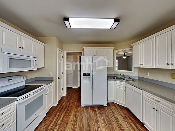 3rd image of 2824 Candlewicke Dr