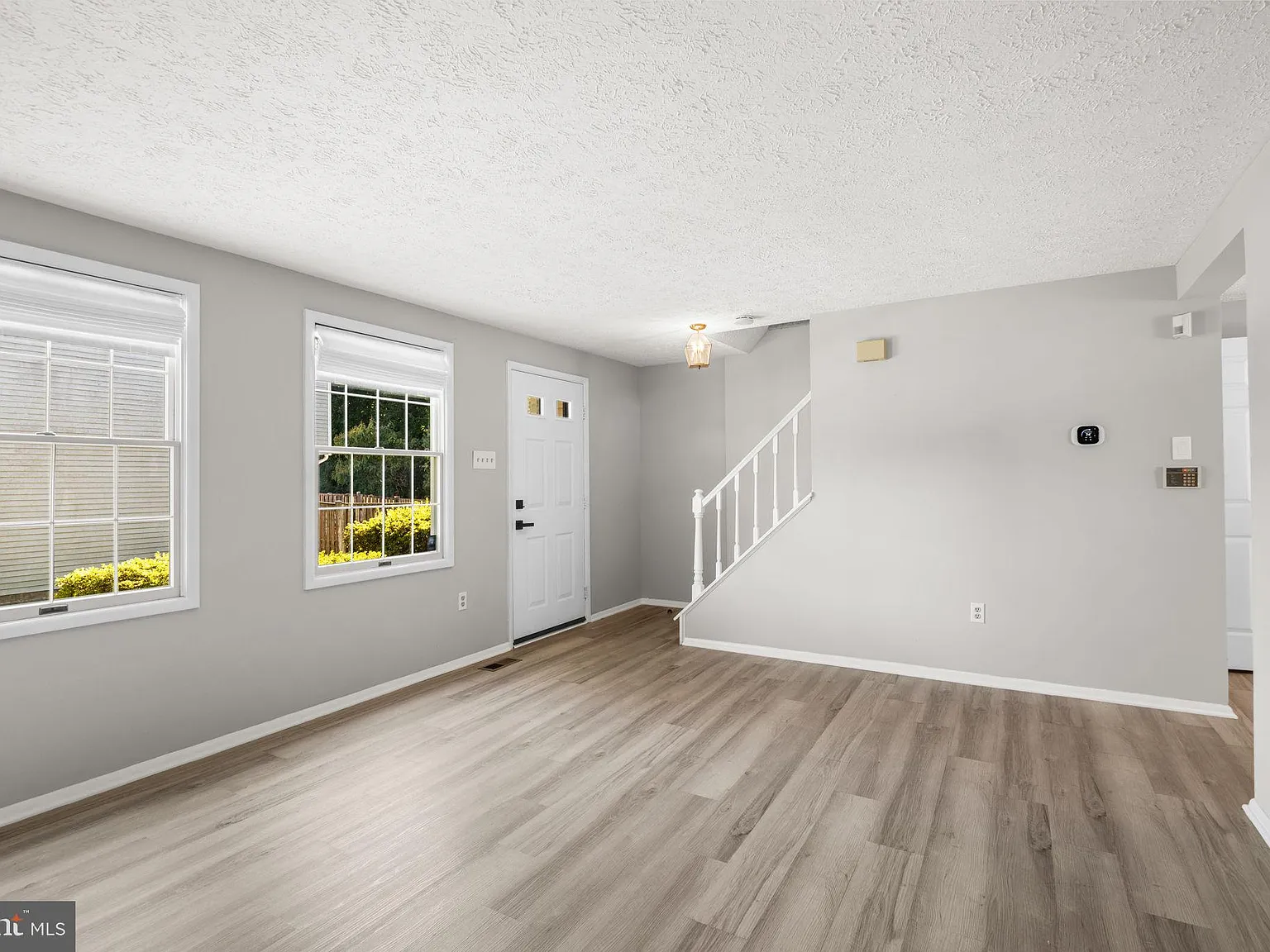 3 bed, 1.5 bath, 1360 sqft, $2,300 — Photo 4