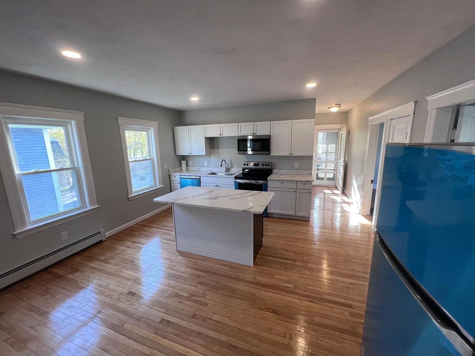 3 bed, 1200 sqft, $2,100 — Photo 3