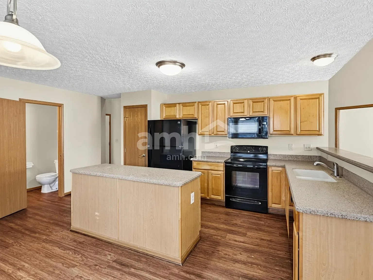 3 bed, 3.5 bath, 2000 sqft, $2,540 — Photo 4