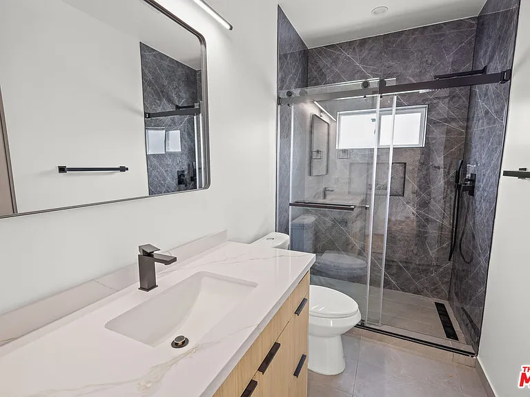 11006 Hortense St #1/2 — Photo 10
