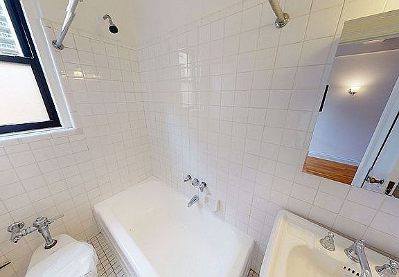 5th image of 405 E 54th St APT 4Q