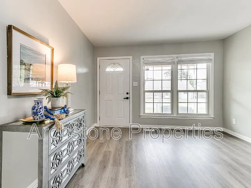 3 bed, 2.0 bath, 1495 sqft, $1,545 — Photo 2