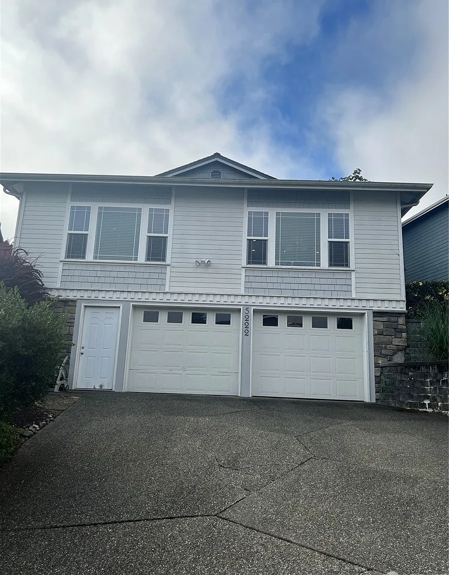 4 bed, 2.5 bath, 3032 sqft, $3,650 — Photo 1