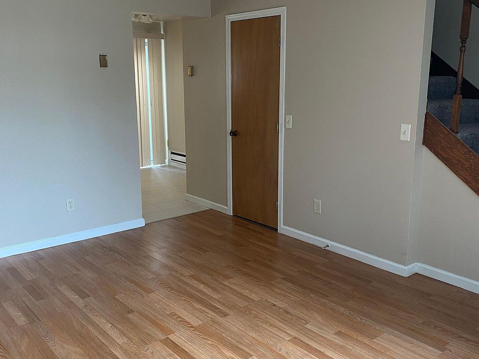 1st image of 515 1/2 4th St NE #2