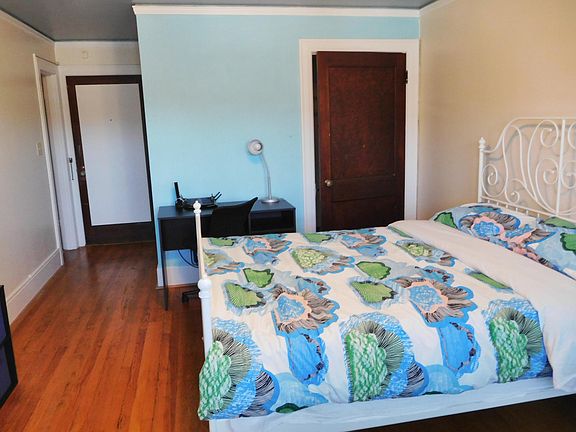 2nd image of 4522 Brooklyn Ave NE APT 303
