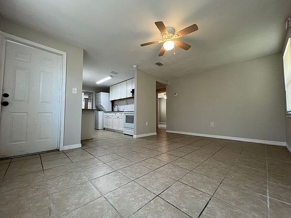 2nd image of 809 1/2 W Warren St