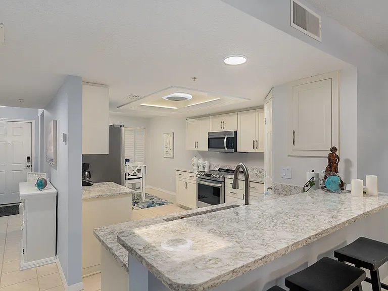 609 Shorewood Dr #203 — Photo 4