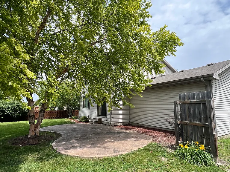 480 SE Waco Pl — Photo 2