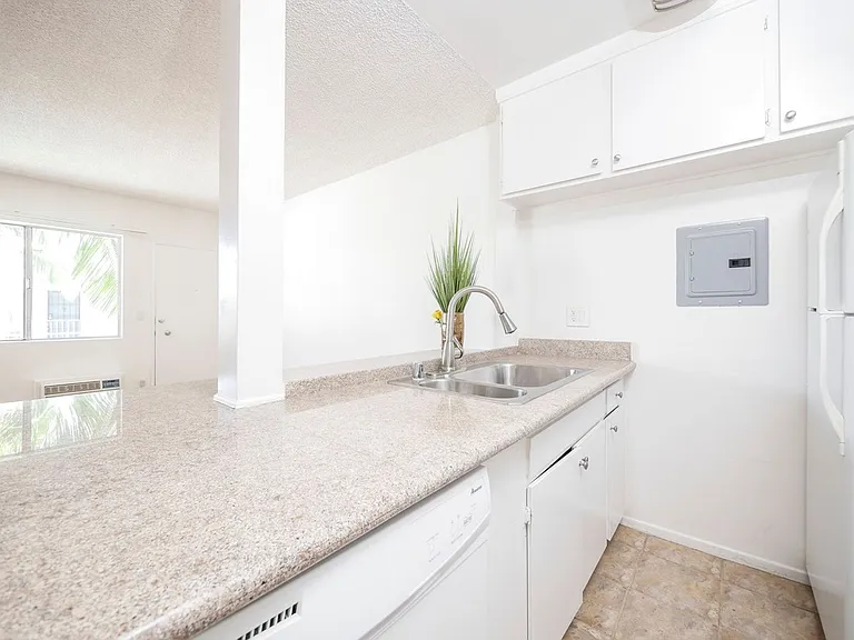 15925 Victory Blvd — Photo 30