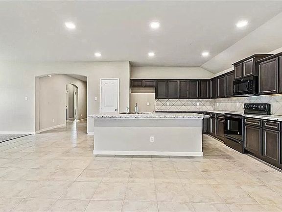 Large Kitchen with Island ! 